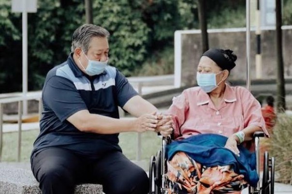 foto Ani Yudhoyono bersama suami Susilo Bambang Yudhoyono saat dirawat di rumah sakit Singapura akibat kanker darah