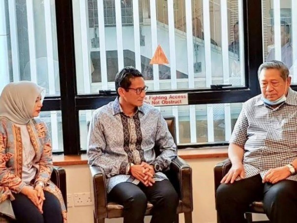 Sandiaga Uno beserta istri saat menjenguk Ani Yudhoyono di Singapura beberapa waktu lalu (foto/int)