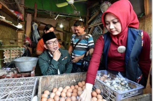 Ridwan kamil bersama istri blusukan cek harga sembako di pasar (foto/int)