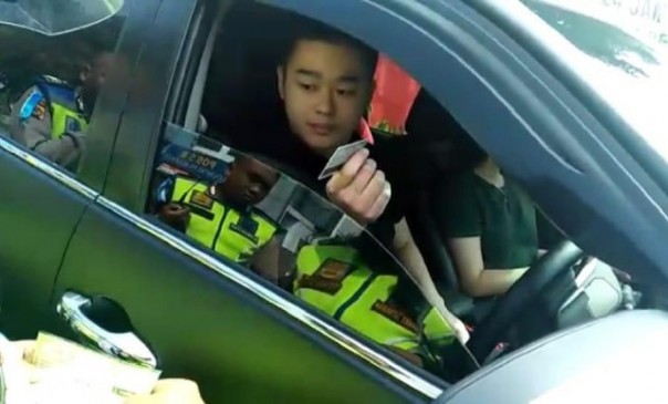 Kevin saat dihentikan petugas Polres Bogor karena ugal-ugalan membawa mobil. Foto: int 