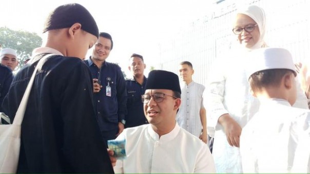 Gubernur DKI Jakarta, Anies Baswedan saat memberikan THR untuk anak-anak di Balai Kota. (Foto: Detik.com)