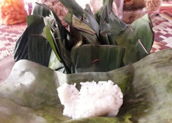 Tradisi menyajikan tapai ketan putih di dusun Blok A, Desa Mukti Jaya Rohil (foto/riki)