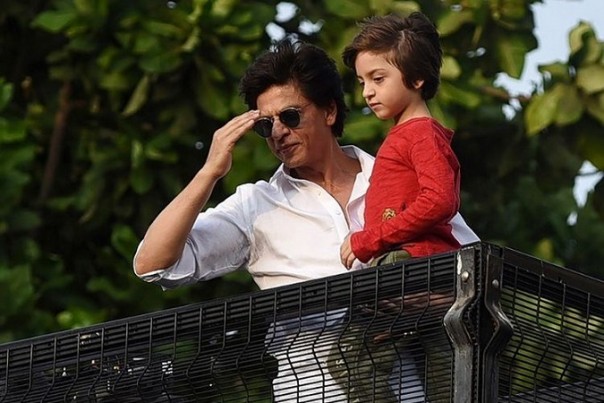  Shah Rukh Khan dan putra bungsunya, Abram Khan, menyambut ucapan selamat Idul Fitri dari penggemarnya. Foto: int 