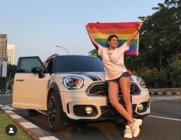 Nikita Mirzani bentangkan Bendera simbol LGBT (foto/int)