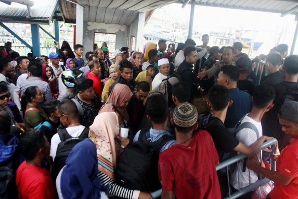 Penumpang kapal membludak di Terminal Tanjung Harapan Selatpanjang, Sabtu 8 Juni 2019/mad