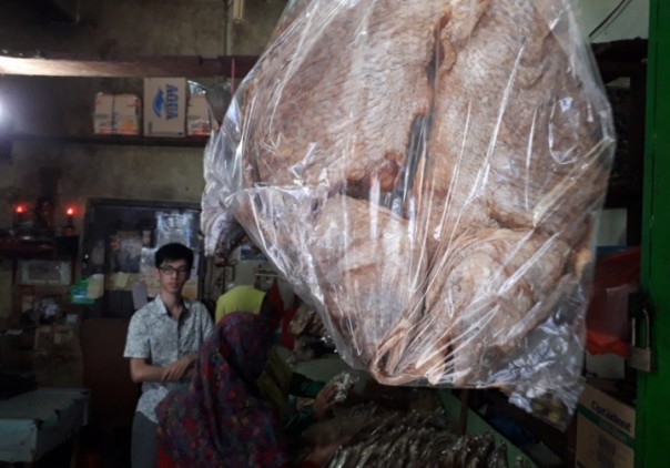 Harga yang murah buat pemudik serbu toko ikan asin di Kota Bagan Siapi-api (foto/riki)
