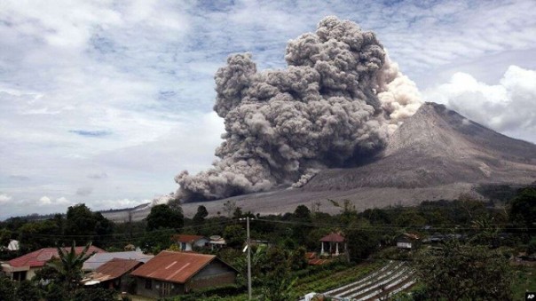 Gunung Sinabung saat mengalami erupsi beberapa waktu lalu. Foto: int 