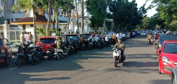 Para ASN dilingkung Pemprov Riau yang telat saat apel pagi sekaligus Halal bi Halal di kantor gubernur Riau