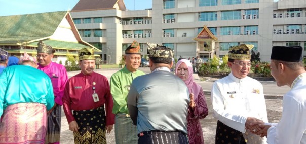 Bupati HM Wardan dan Wabup H Syamsuddin Uti menyalami ASN usai pelaksanaan apel  perdana/ADV
