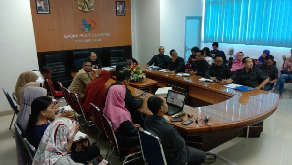 Kepala BPS Riau, Aden Gultom saat menerangkan rilis data BPS Mei 2019