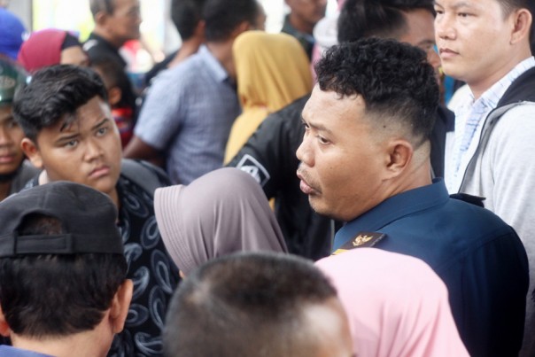 PH Kepala KSOP Selatpanjang, Ade Kurniawan terlihat mengatur penumpang yang akan berangkat dari Pelabuhan Tanjung Harapan/mad