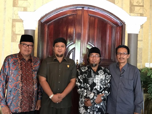 Ketua DPRD Juansing Andi Putra, SH.MH bersama Ketua NU Kuansing H. Rupingi, tokoh agama KH Salam dan tokoh masyarakat Riau H. Sukarmis/zar