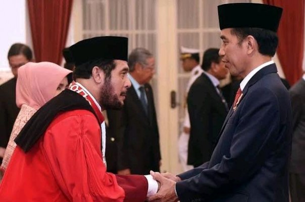 Foto Ketua MK Anwar Usman membungkuk ke Jokowi (Internet) 