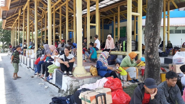 Sejumlah penumpang tengah menunggu kedatangan bus di BRPS Pekanbaru.