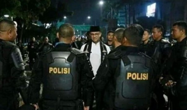 Viral foto Anies Baswedan saat bersama-sama anggota polisi (foto/int)