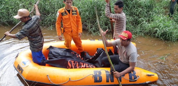 Tim SAR Basarnas Pekanbaru berhasil menemukan korban tenggelam di kanal saat mancing.