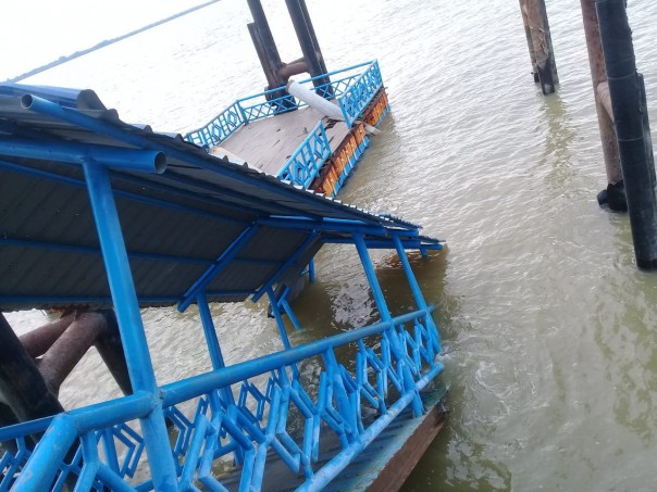 Jembatan penghubung di Pelabuhan Tanjung Samak Ambruk
