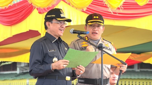 Bupati Kabupaten Inhil, HM Wardan saat memimpin Apel Bersama di lapangan Upacara Kantor Bupati Inhil/ADV