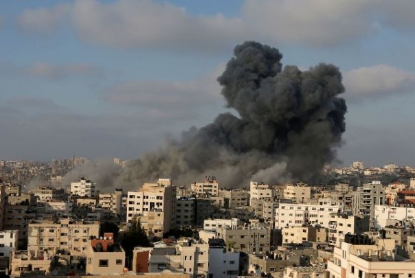 Asap hitam membumbung tinggi di kawasan Gaza, setelah daerah itu dibombardir Israel. Foto: int 