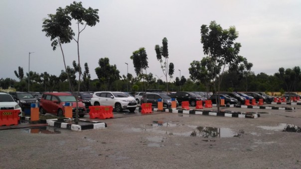 Antreaan kendaraan di Pelabuhan Dermaga Penyeberangan atau roll on roll off (Roro) Air Putih Bengkalis /hari