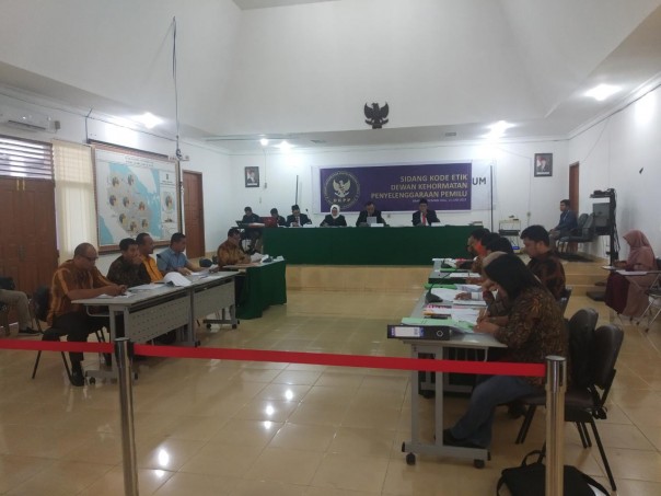Suasana sidang kode etik KPU Kuat di Bawaslu Riau