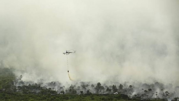 Helikopter berusaha memadamkan Karhutla (foto/ilustrasi)