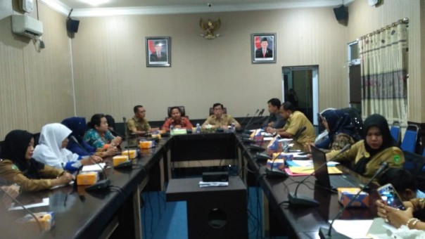 Sekda, Yulian Norwis SE MM memimpin rapat pembentukan forum puspa sagu di ruang rapat melati Kantor Bupati bersama Dinas P3AP2KB dan mitra/mad