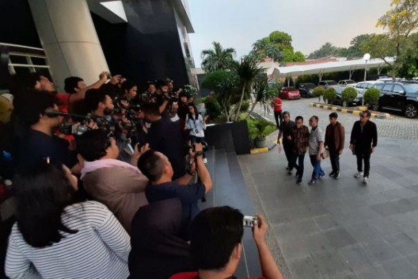 Tim kuasa hukum Prabowo saat mendatangi Kantor LPSK di Jakarta, Sabtu petang kemarin. Foto: int 