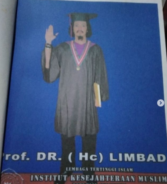 Master Limbad saat menerima gelar kehormatan profesor dalam pengembangan obat tradisional. Foto: int