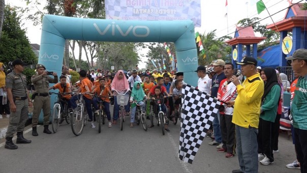 Wakil Bupati Kabupaten Inhil, H Syamsuddin Uti melepas puluhan peserta Funbike /ADV