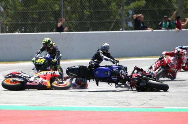 Sejumlah pebalap ikut terseret jatuh setelah Lorenzo terjatuh di MotoGP Catalunya. Foto: int 