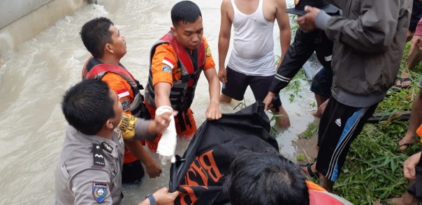 Tim Basarnas Gabungan tengah melakukan evakuasi korban hanyut di Jalan Lobak Pekanbaru