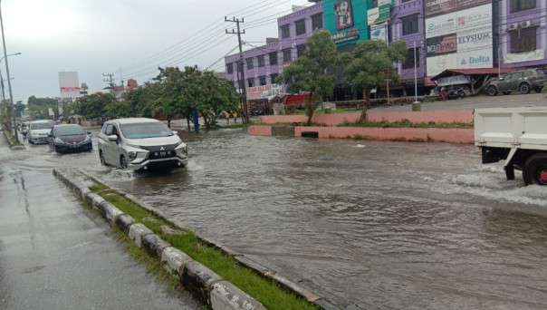 Jalan HR Soebrantas tergenang karena hujan yang mengguyur Pekanbaru sejak dini hari tadi