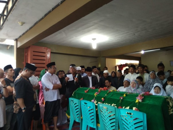 Ketua PGRI Riau sekaligus Caleg PKS Pekanbaru, Syahril dimakamkan tidak jauh dari kediamannya (foto/surya)