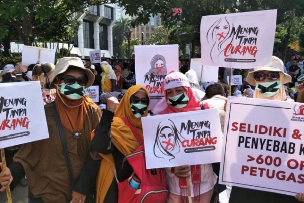 Emak-emak peserta aksi di Patung Kuda, Jakarta Pusat, mengenakan masker bertanda silang berwarna hitam. Foto: int 