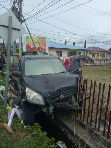 Mobil dinas (Mobdis) milik Pemerintah Kabupaten (Pemkab) Bengkalis-Bantan kembali mengalami kecelakaan /hari