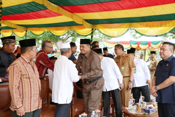 Bupati Siak H Alfedri menyalami para undangan pada acara halal bihalal Pemkab Siak bersama masyarakat/lin