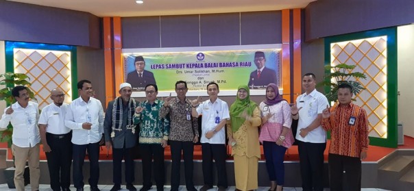 Acara lepas sambut Kepala Balai Bahasa Riau dari Drs. Umar Solikhan,M.Hum.kepada kepala yang baru, yaitu Drs. Songgo A. Siruah, M.Pd./IST