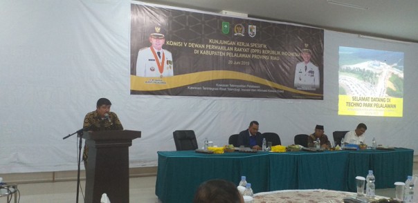 Wakil Ketua Komisi V DPR RI Drs Ibnu Munzir  saat pertemuan dengan Pemkab Pelalawan/ardi