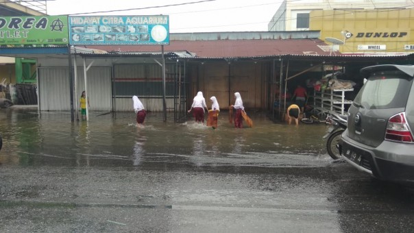 Banjir berulang kali terjadi di Pekanbaru terutama di perumahan warga (foto/int)