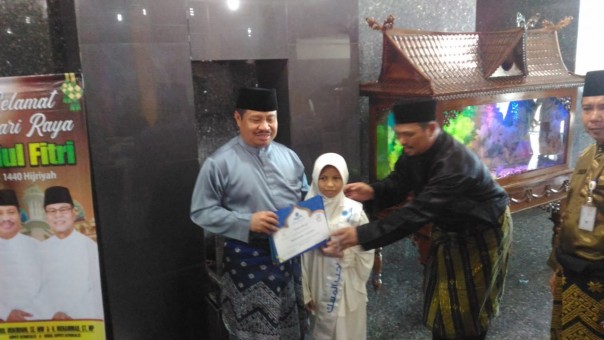 Mitalina Humairoh bersama Bupati Amril Mukminin/hari