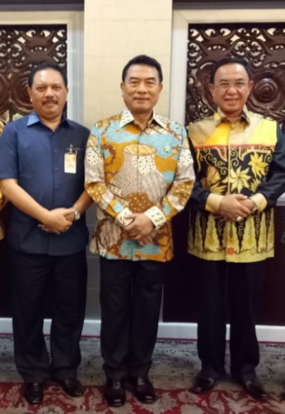 Bupati HM Wardan dan Sekretaris Daerah H Said Syarifuddin  foto bersama dengan Kepala Staf Kepresidenan Indonesia, Jenderal (Purn) Moeldoko/ADV