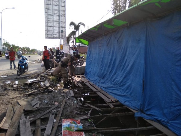 Lapak PKL liar atau ilegal dibongkar Satpol PP Pekanbaru (foto/surya)