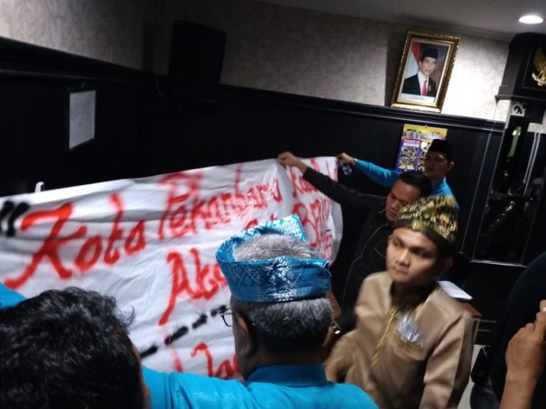 Aksi mahasiswa bentangkan spanduk kekecewaan di sidang paripurna Hari Jadi Kota Pekanbaru ke 235 digagalkan (foto/azhar)