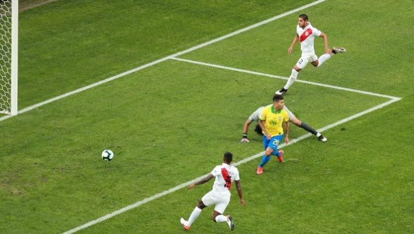 Firmino lagi-lagi cetak gol no look saat Brazil jumpa Peru (foto/int)