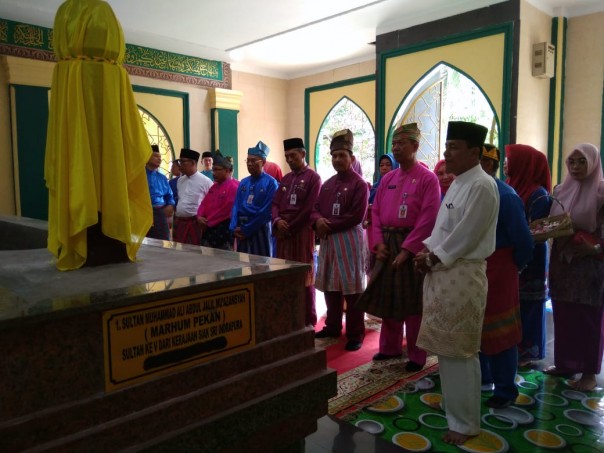 Wakil Wali Kota Pekanbaru, Ayat Cahyadi berziarah ke makam sultan-sultan Kerajaan Siak (foto/surya)