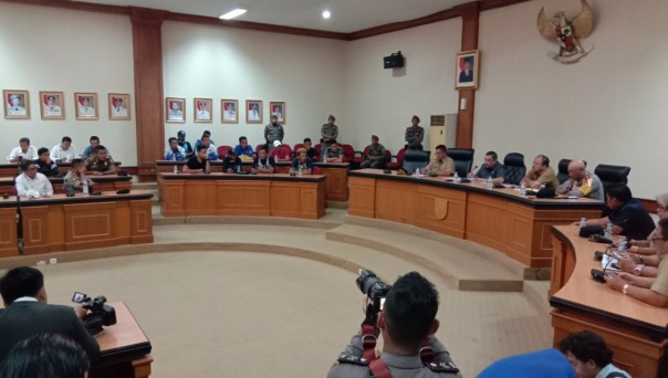 Audiensi antara suporter PSPS Riau dengan Pemprov Riau di ruang kenanga kantor gubernur Riau