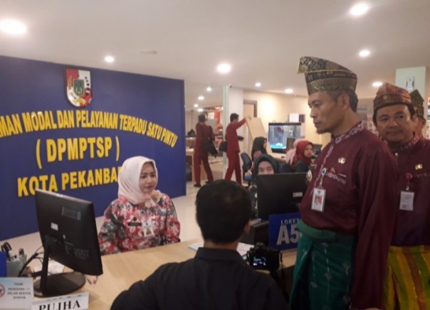 Wakil Wali Kota Pekanbaru, Ayat Cahyadi didampingi Kadiskominfo, Eka melihat sistem ketertiban umum untuk sanksi larangan buang sampah sembarangan (foto/riki)