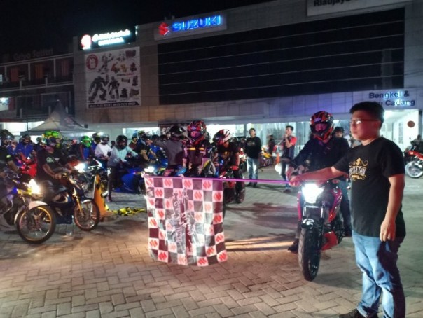 Owner Riau Jaya Cemerlang (RJC) Sudomo saat melepas peserta Suzuki Saturday Night Riding 