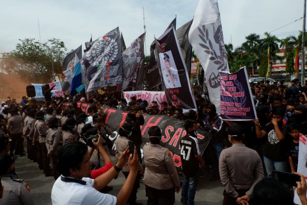 Puluhan suporter PSPS Riau Curva Nord berdemo di depan kantor gubernur Riau terkait kondisi PSPS Riau yang memprihatikan